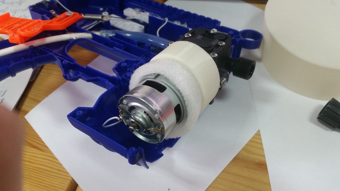 Electric water gun with its backpack water tank