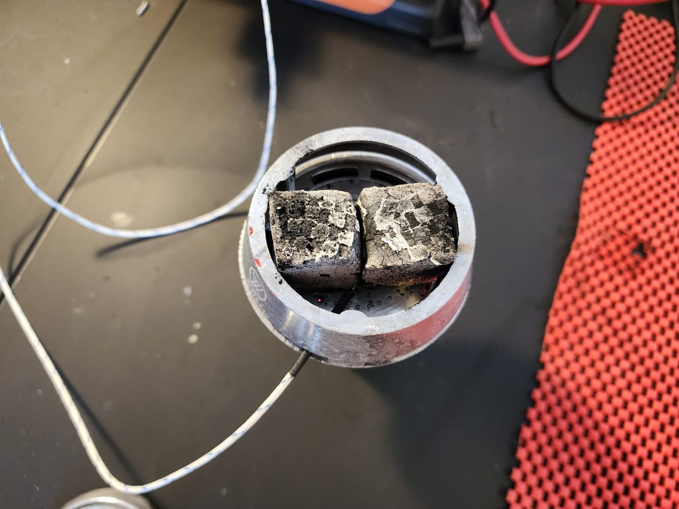 Reference measurement of burning charcoal on a metal hookah head