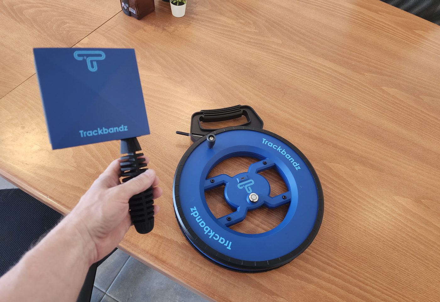 The feed-tape reel and directional antenna unit of the pipe blockage detection system