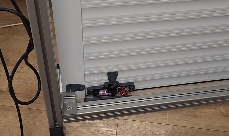 Roller shutter safety system — sensing and control units