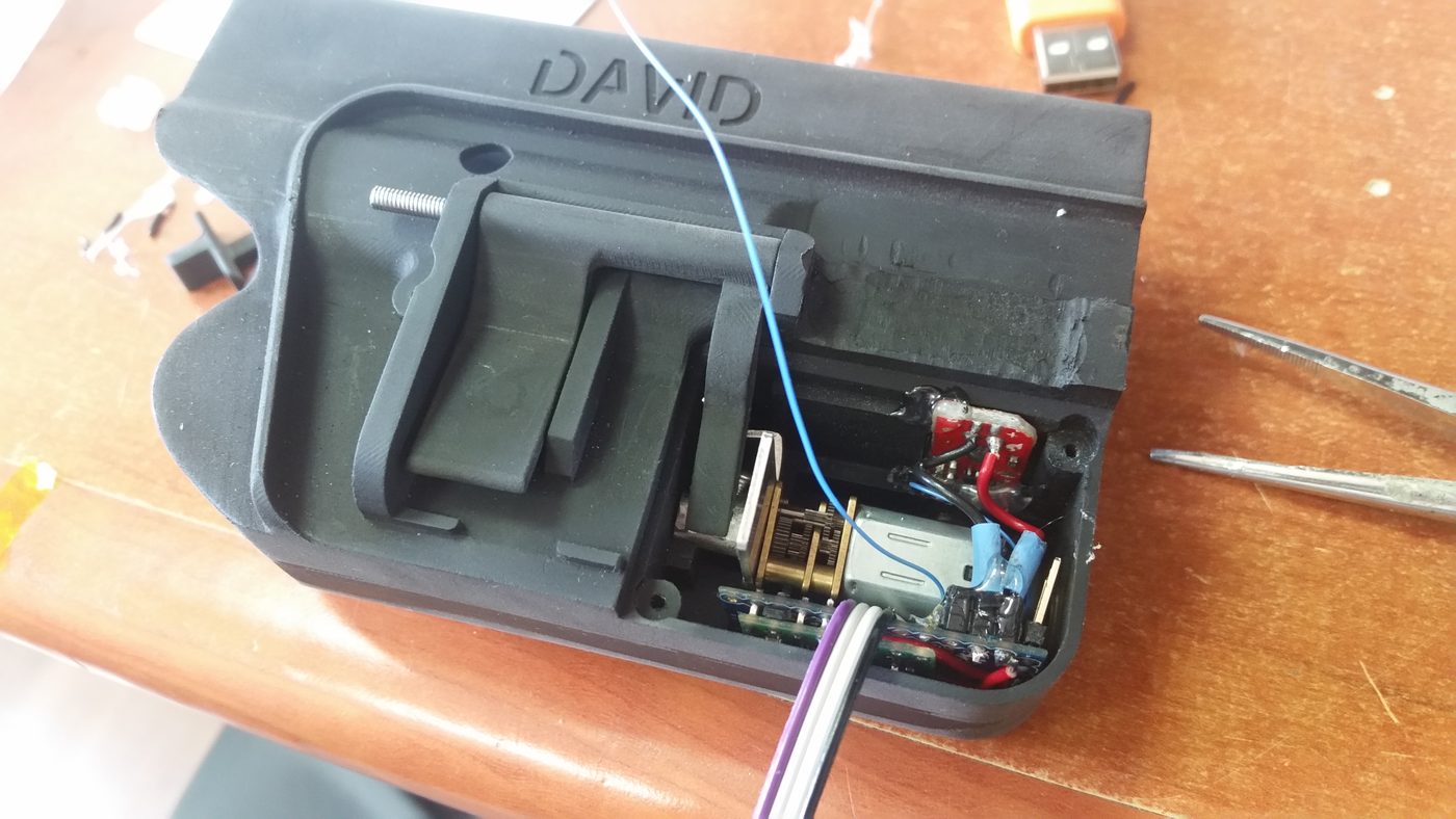 Smart gun holster with an NFC locking mechanism